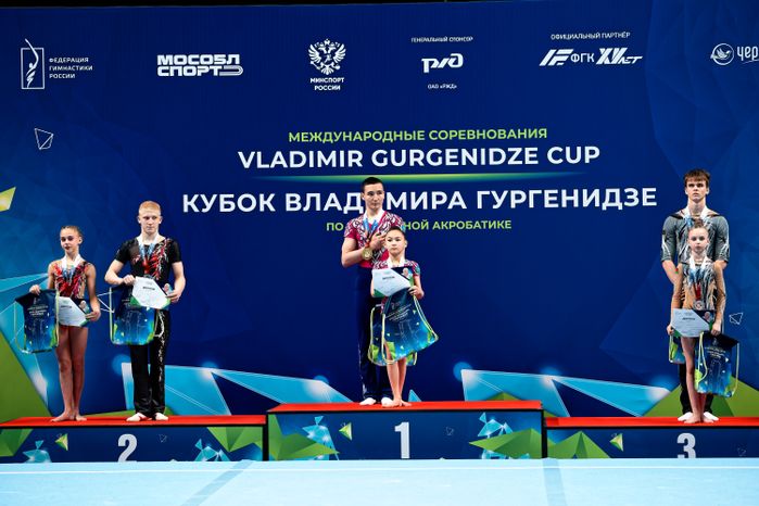 Награждение победителей среди смешанных пар на Кубке Владимира Гургенидзе по спортивной акробатике в Одинцово