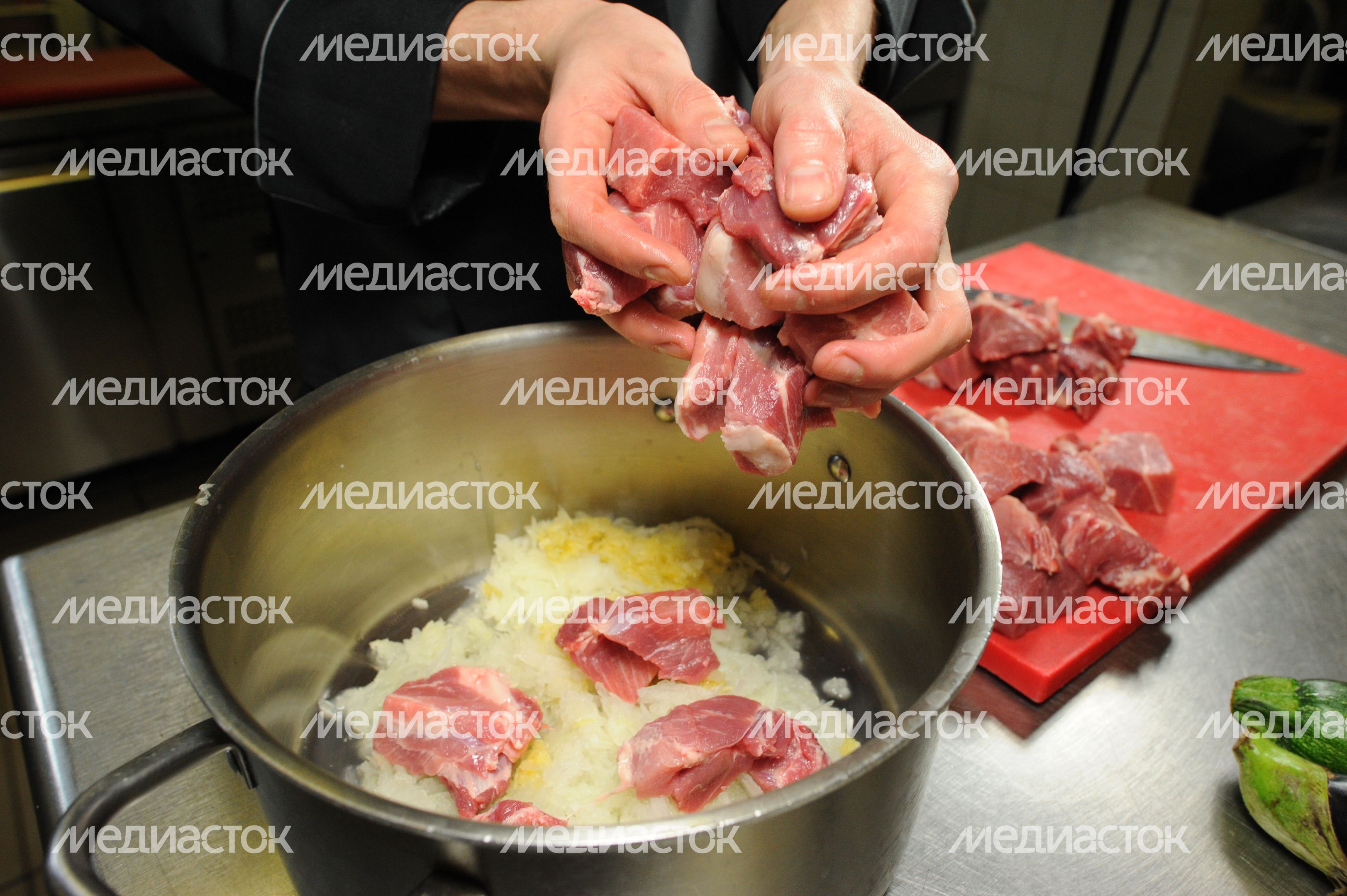 Приготовление шашлыка с овощами