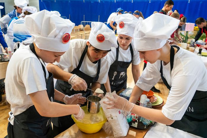 Спортсмены училищ олимпийского резерва соревновались в умении печь блины