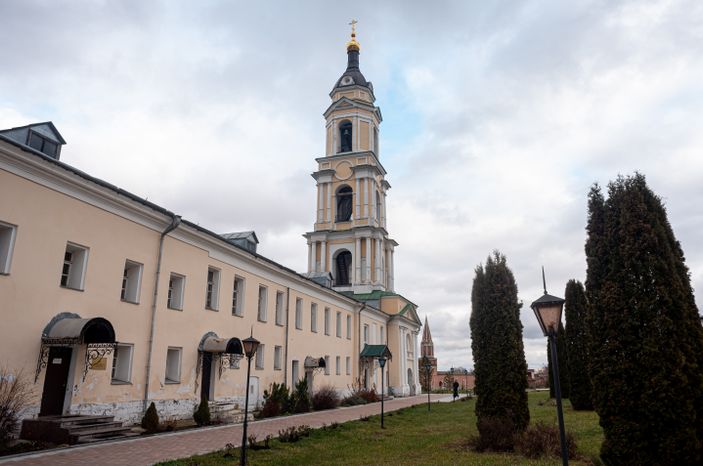 Осенние виды Богоявленского Старо-Голутвина мужского монастыря