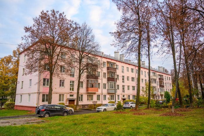 Многоквартирный дом в микрорайоне Авиационный Домодедово осенью