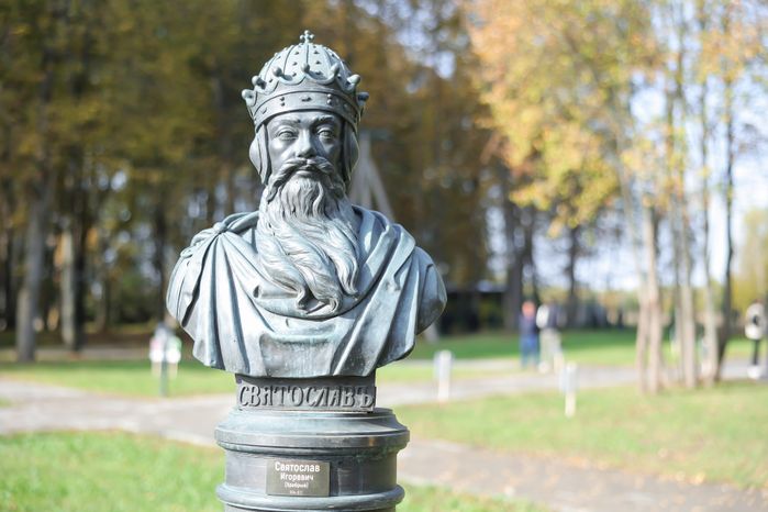Бюст Святослав Храброго в Аллее правителей в усадьбе Татищева под Солнечногорском