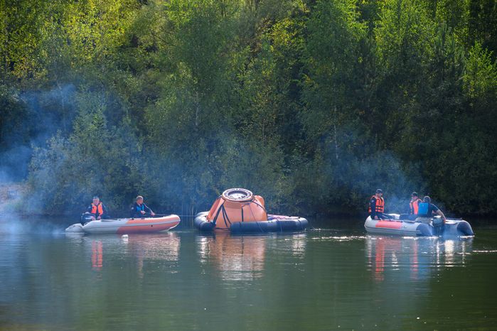 Тренировка космонавтов по действиям после посадки на водную поверхность в Ногинском спасательном центре МЧС России