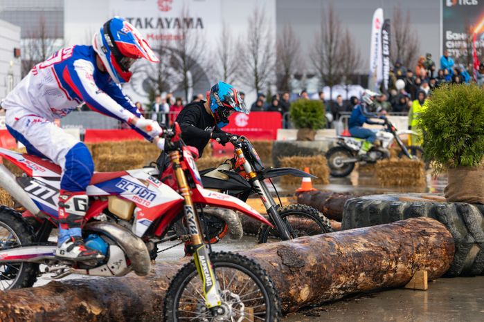 «Мотовесна-2026»: заезд по трассе с препятствиями на мотоциклах суперэндуро в Центральном парке «Патриот»