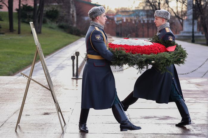 Волонтеры и герои СВО возложили цветы к Вечному огню у кремлевской стены
