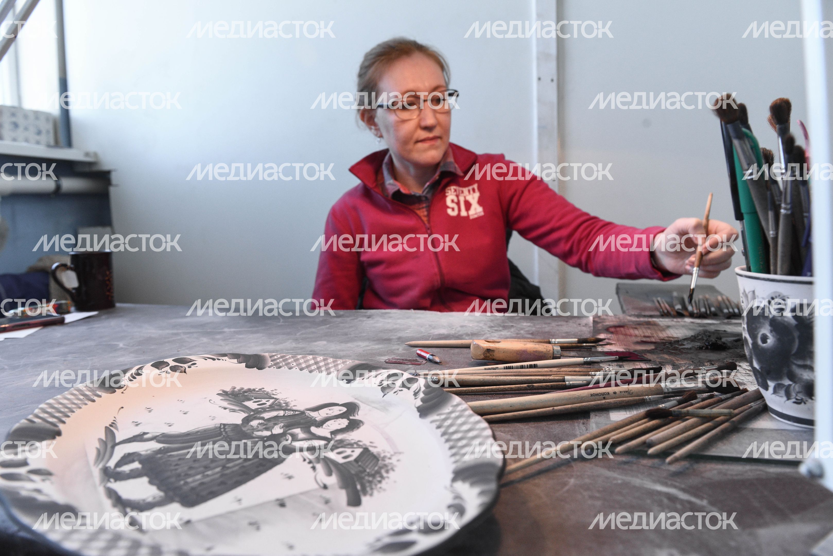 Главный художник Гжельского фарфорового завода: «Мы возродили цветную гжель»