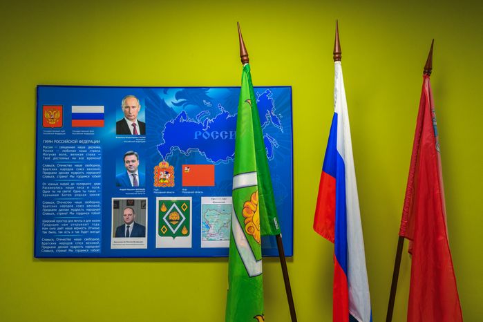 Информационный стенд в Центре образования №1 Красноармейска после капитального ремонта