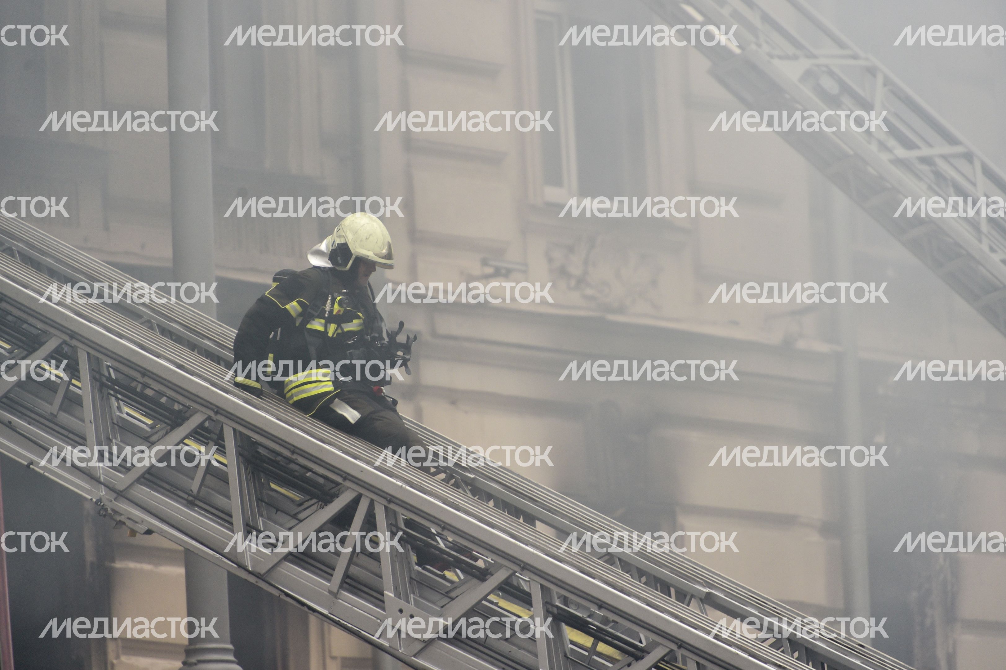 Пожар в реставрируемом здании на Тверской улице в Москве