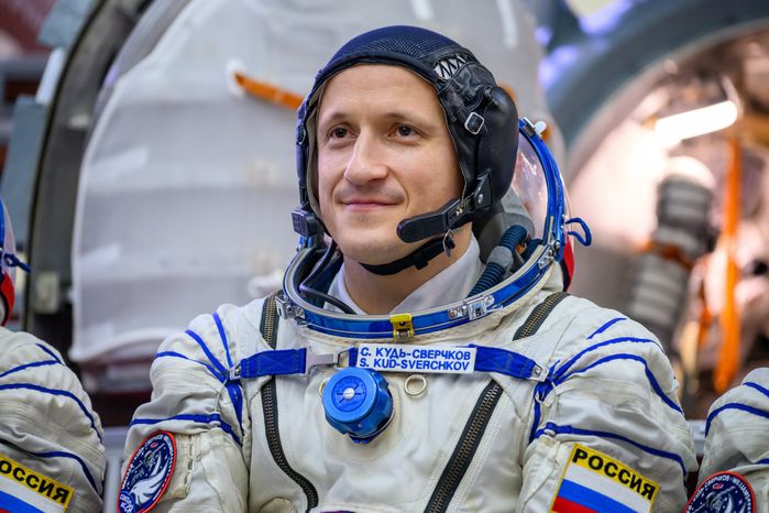 Космонавт основного экипажа МКС-74 Сергей Кудь-Сверчков у тренажера корабля «Союз МС» в Звездном городке