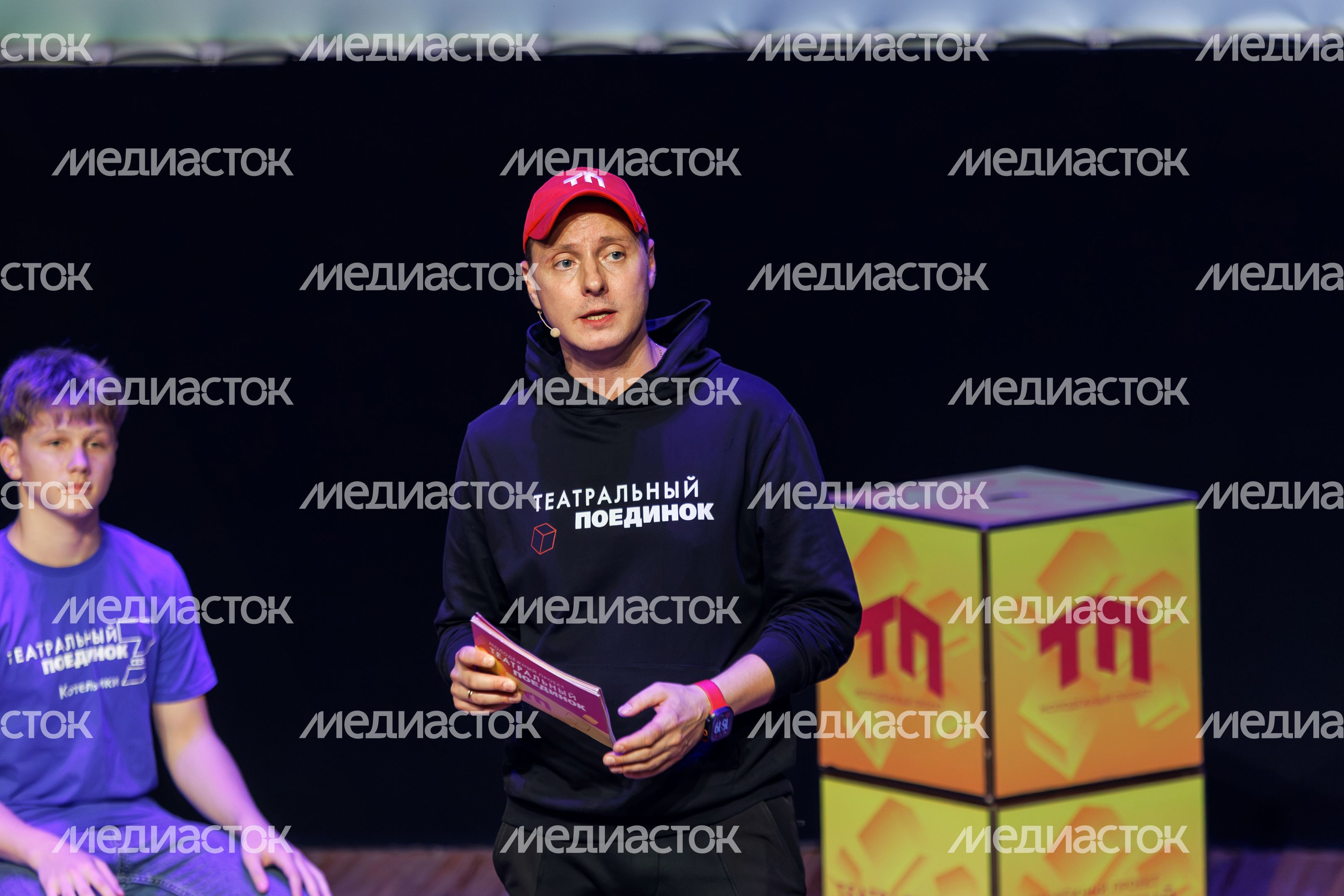 Автор и руководитель молодежного проекта «Театральный поединок» Максим Драченин Автор и руководитель молодежного проекта «Театральный поединок» Максим Драченин