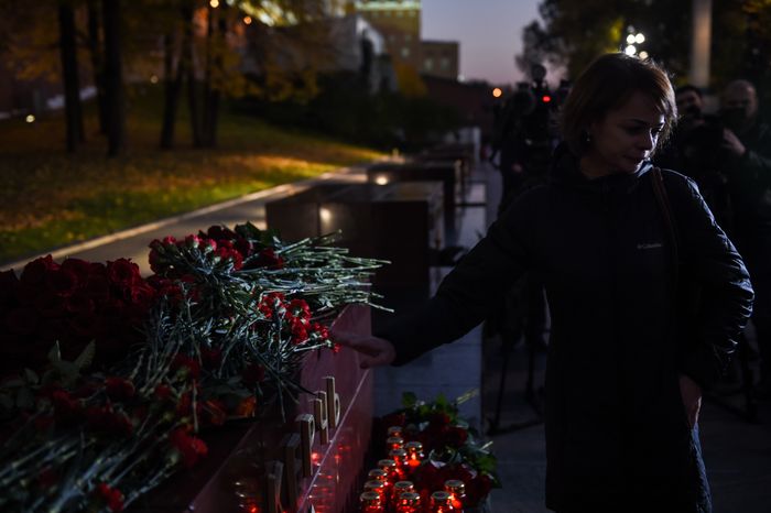 Возложение цветов к мемориалу города Керчь в Москве