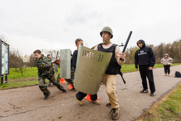 Военно-патриотическая игра «Юнармия, вперед!», посвященная Дню Победы, в Горках Ленинских