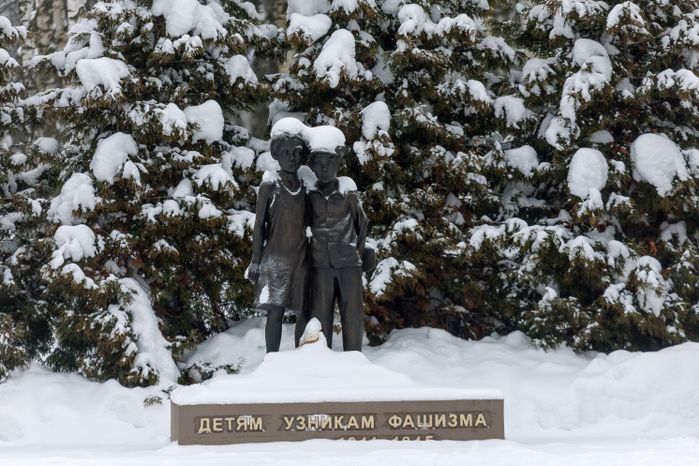 Памятник детям — узникам фашизма в парке культуры и отдыха города Лобня