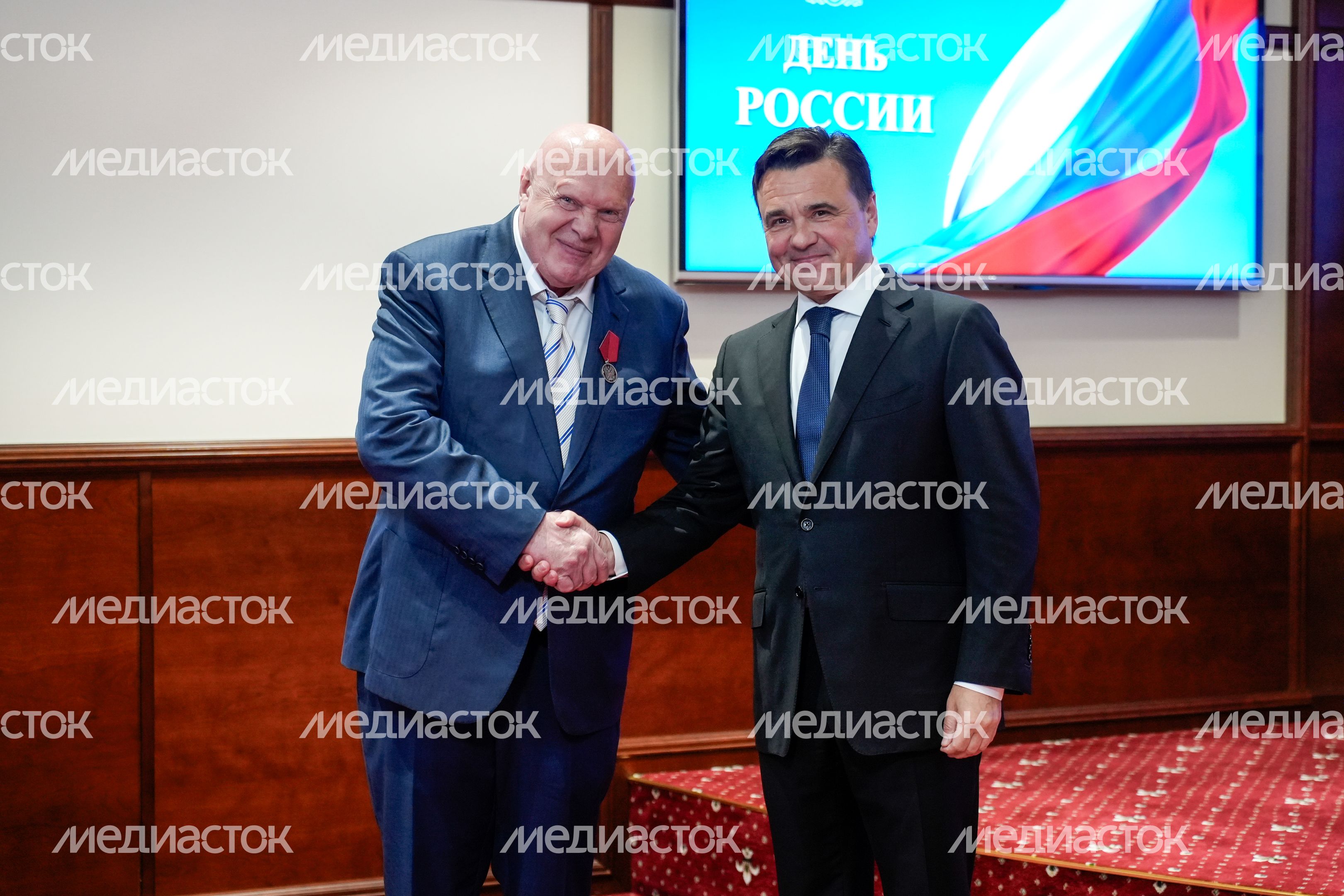 Губернатор Московской области вручил награду Владимиру Виноградову Губернатор Московской области вручил награду Владимиру Виноградову