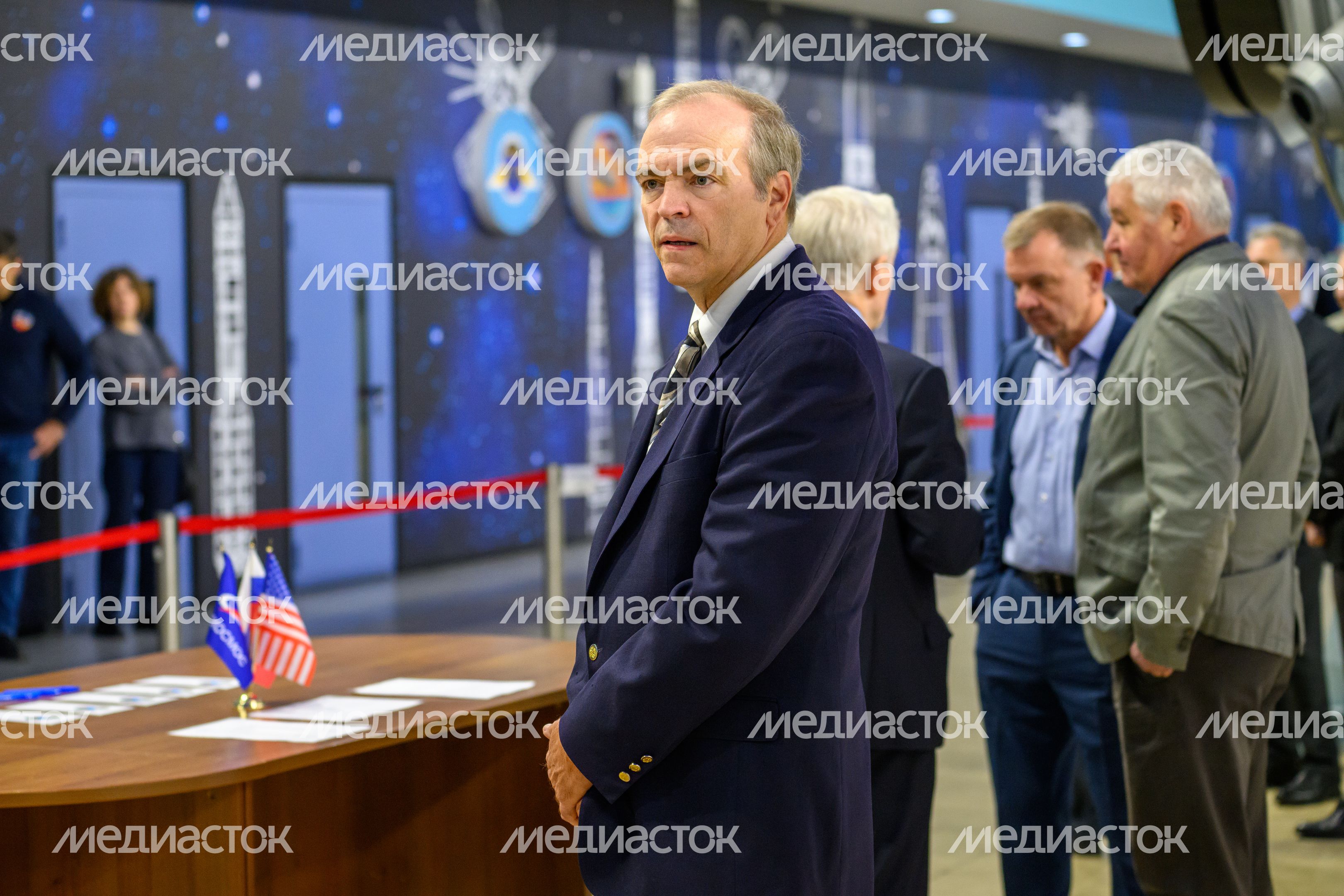 Тренировка дублирующего экипажа космонавтов МКС-74 на тренажере МКС в Звездном городке