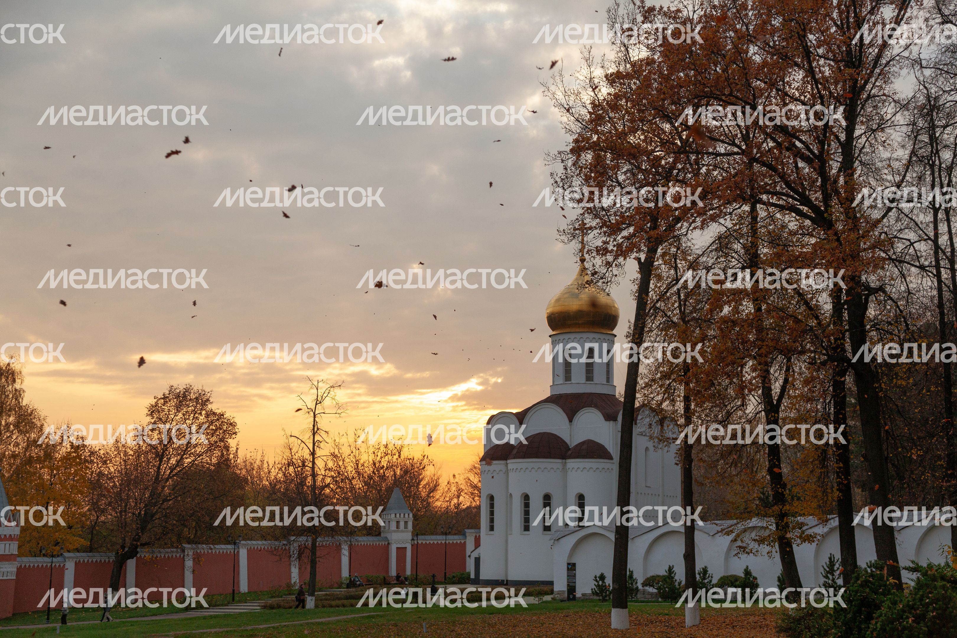 Осенний закат над Николо-Угрешским монастырем города Дзержинский округа Люберцы Осенний закат над Николо-Угрешским монастырем города Дзержинский округа Люберцы