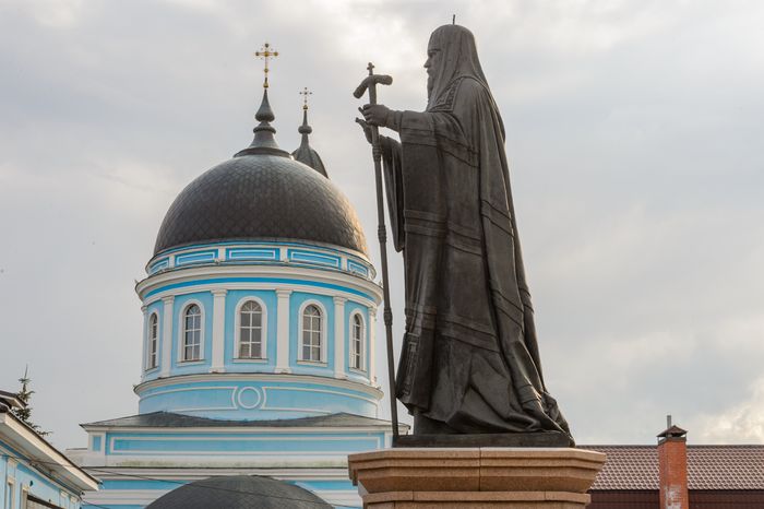 Памятник Патриарху Пимену