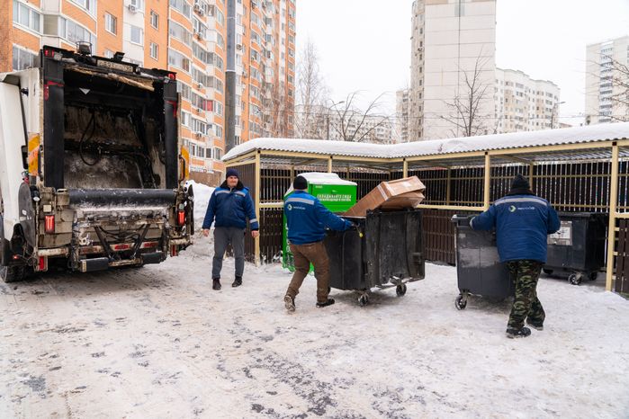 Работа мусоровозов зимой в Красногорске