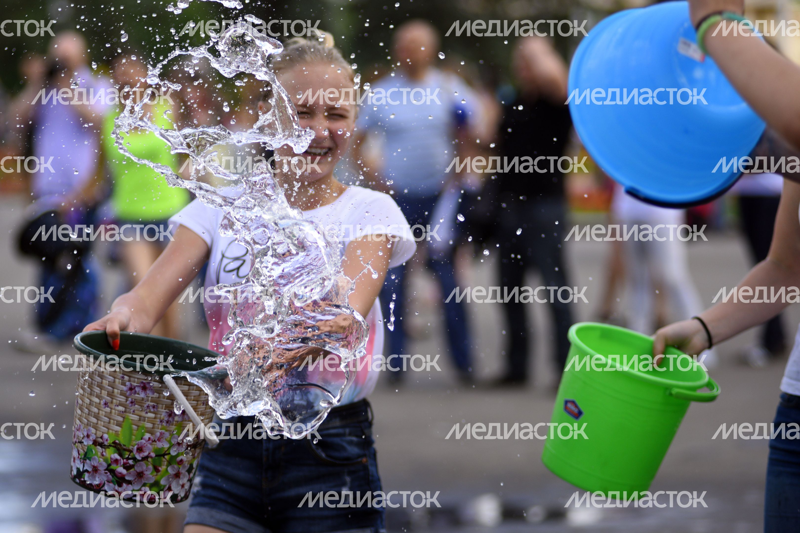 Флешмоб «Большая водная битва» на ВДНХ Флешмоб «Большая водная битва» на ВДНХ