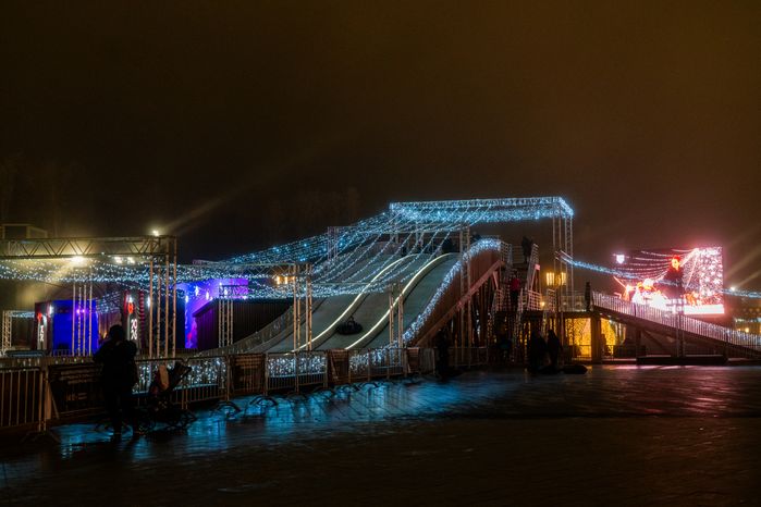 Новогодняя иллюминация на Соборной площади Главного храма Вооруженных Сил России в парке «Патриот»