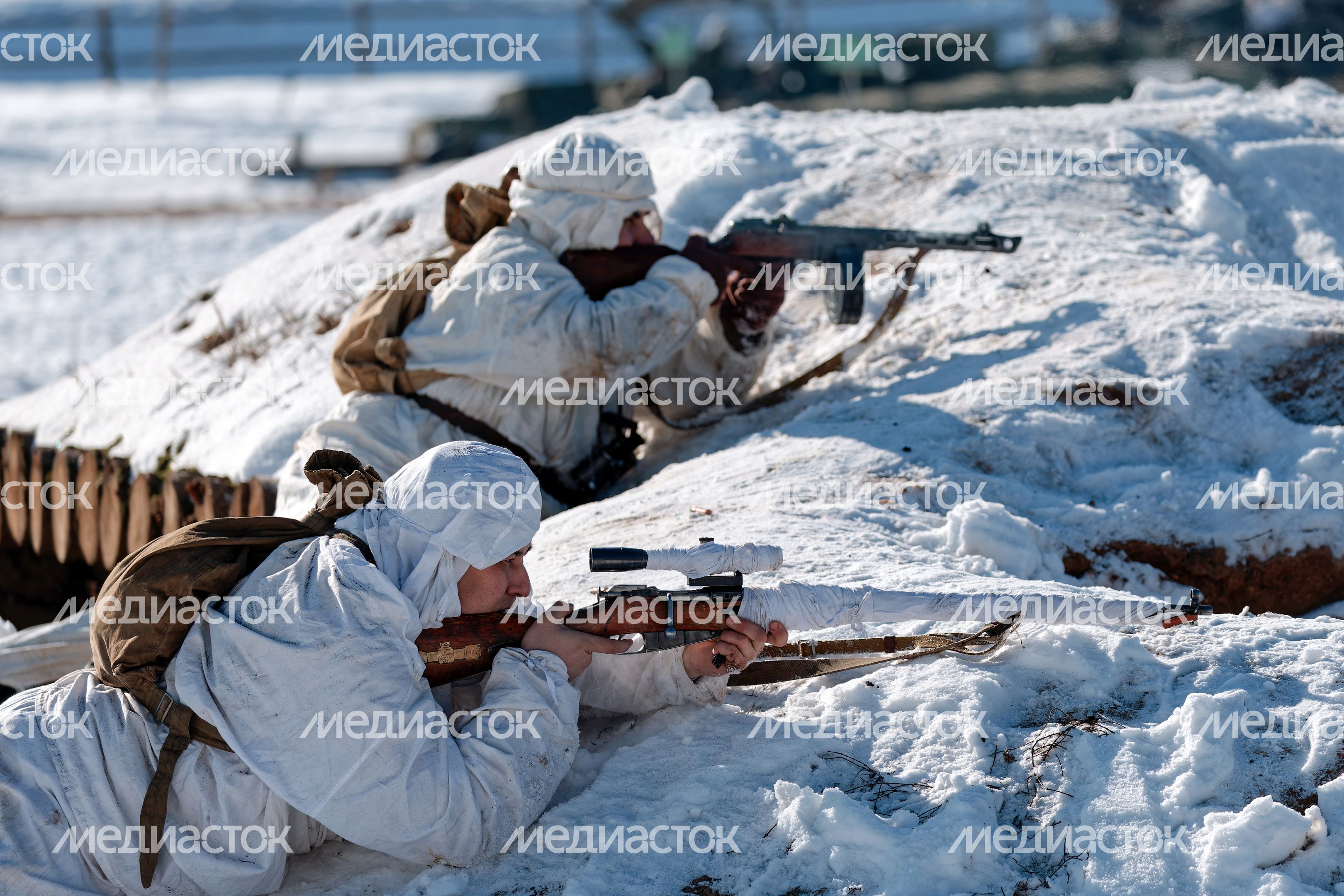 Военно-историческая реконструкция битвы за Сталинград у храма ВС РФ в Кубинке Военно-историческая реконструкция битвы за Сталинград у храма ВС РФ в Кубинке