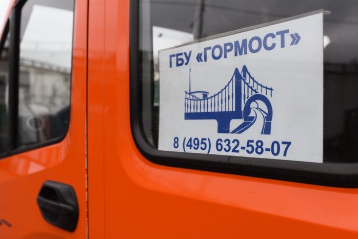 Процесс обработки гранитного камня специалистами ГБУ «Гормост» для облицовки стен подземных пешеходных переходов в Москве
