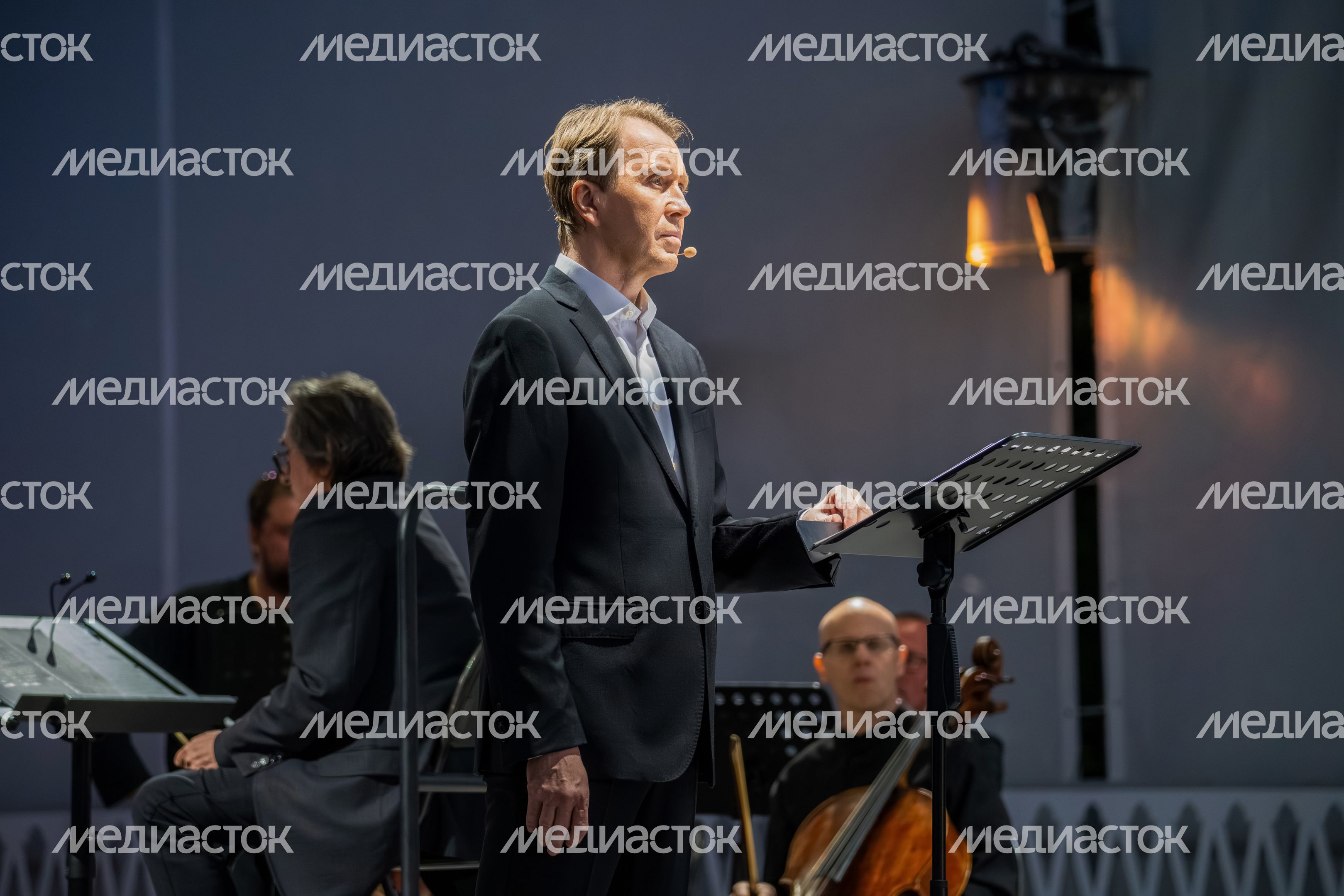 Актер Евгений Миронов в спектакле-концерте «Бедные люди» на Международном фестивале искусств П.И. Чайковского в Клину Актер Евгений Миронов в спектакле-концерте «Бедные люди» на Международном фестивале искусств П.И. Чайковского в Клину