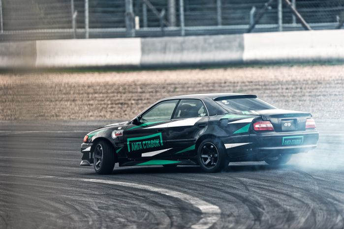 Дрифт-гонка автомобилей по автодрому Moscow Raceway на фестивале «Дрифт Экспо» в Волоколамске