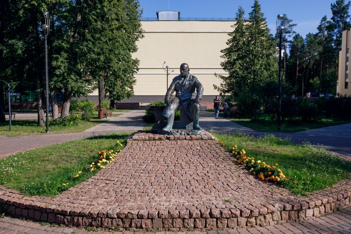 Дубна. Памятник М.Г. Мещерякову