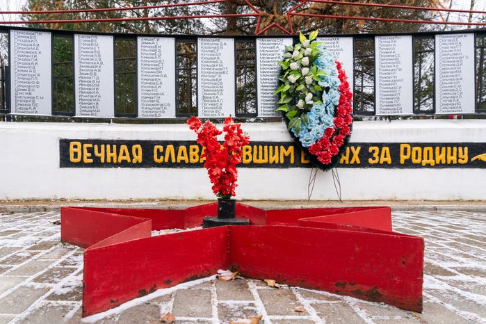 Памятник погибшим землякам в период Великой Отечественной войны в деревне Дубранивка округа Шаховская