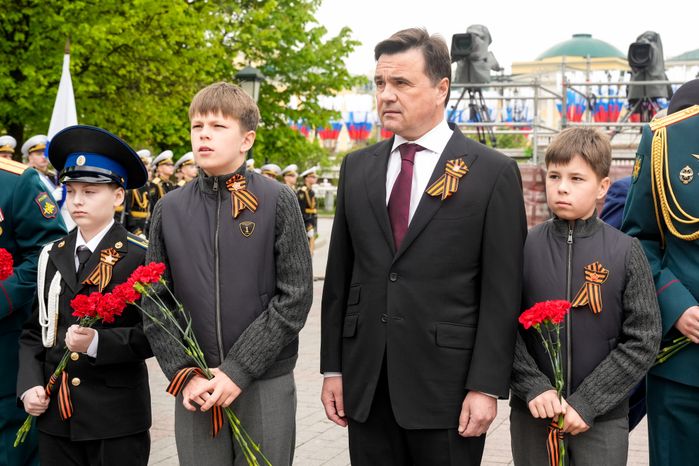 Андрей Воробьев вместе с героями СВО и детьми возложил цветы к Вечному огню у стен Кремля