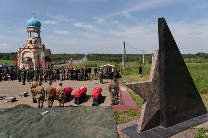 Перезахоронение солдат ВОВ в деревне Ельня