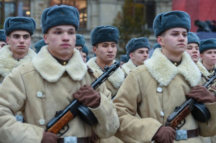 Торжественный марш в честь парада 1941 года на Красной площади в Москве
