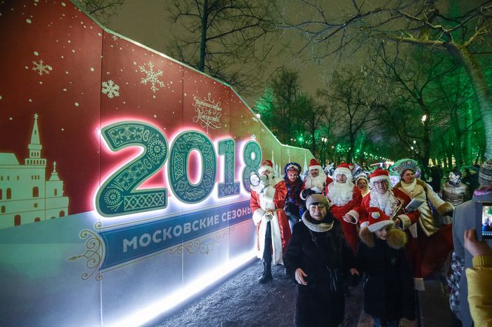 Парад Снегурочек в Москве