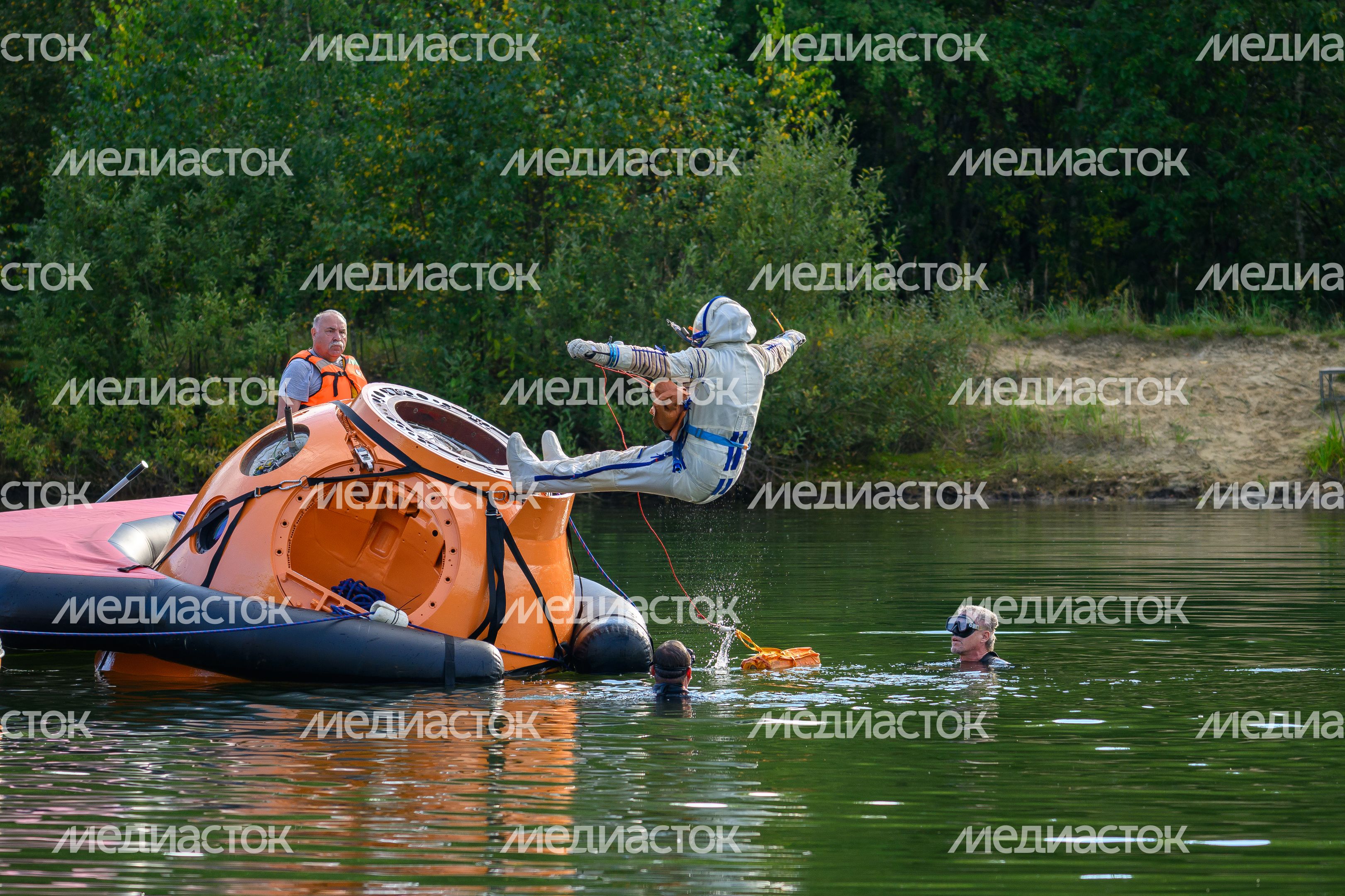 Тренировка космонавтов по действиям после посадки на воду в Ногинском спасательном центре МЧС России Тренировка космонавтов по действиям после посадки на воду в Ногинском спасательном центре МЧС России