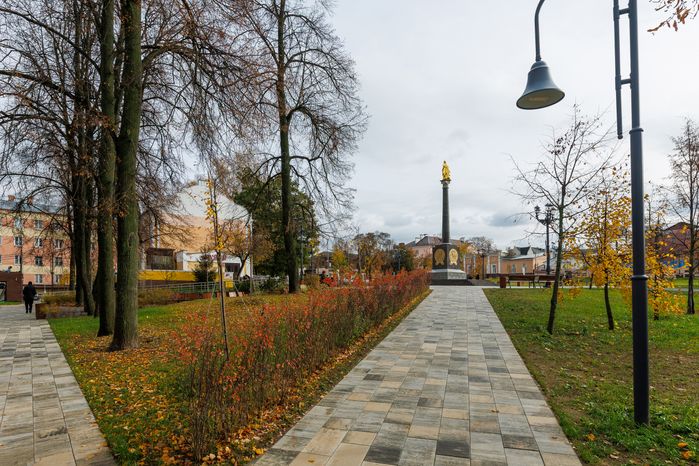 Памятник Екатерине II в сквере Бугрова в Ногинске осенью