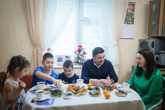 Андрей Воробьев поздравил с Новым годом и наступающим Рождеством семью Александра Сычева, погибшего в ходе спецоперации