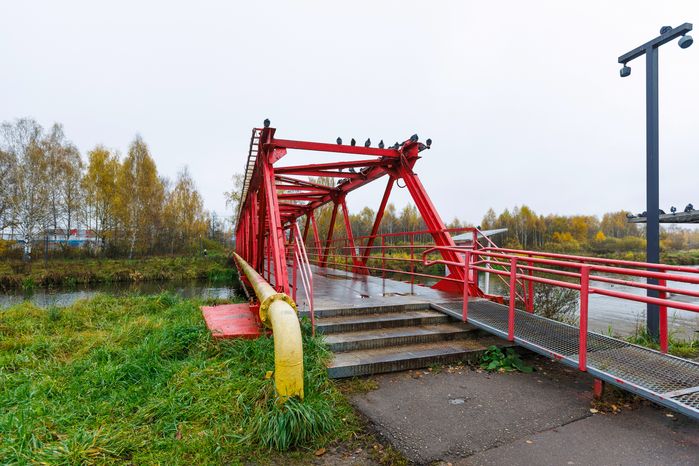 Пешеходный мост через реку в городском парке культуры и отдыха г. Ивантеевка осенью