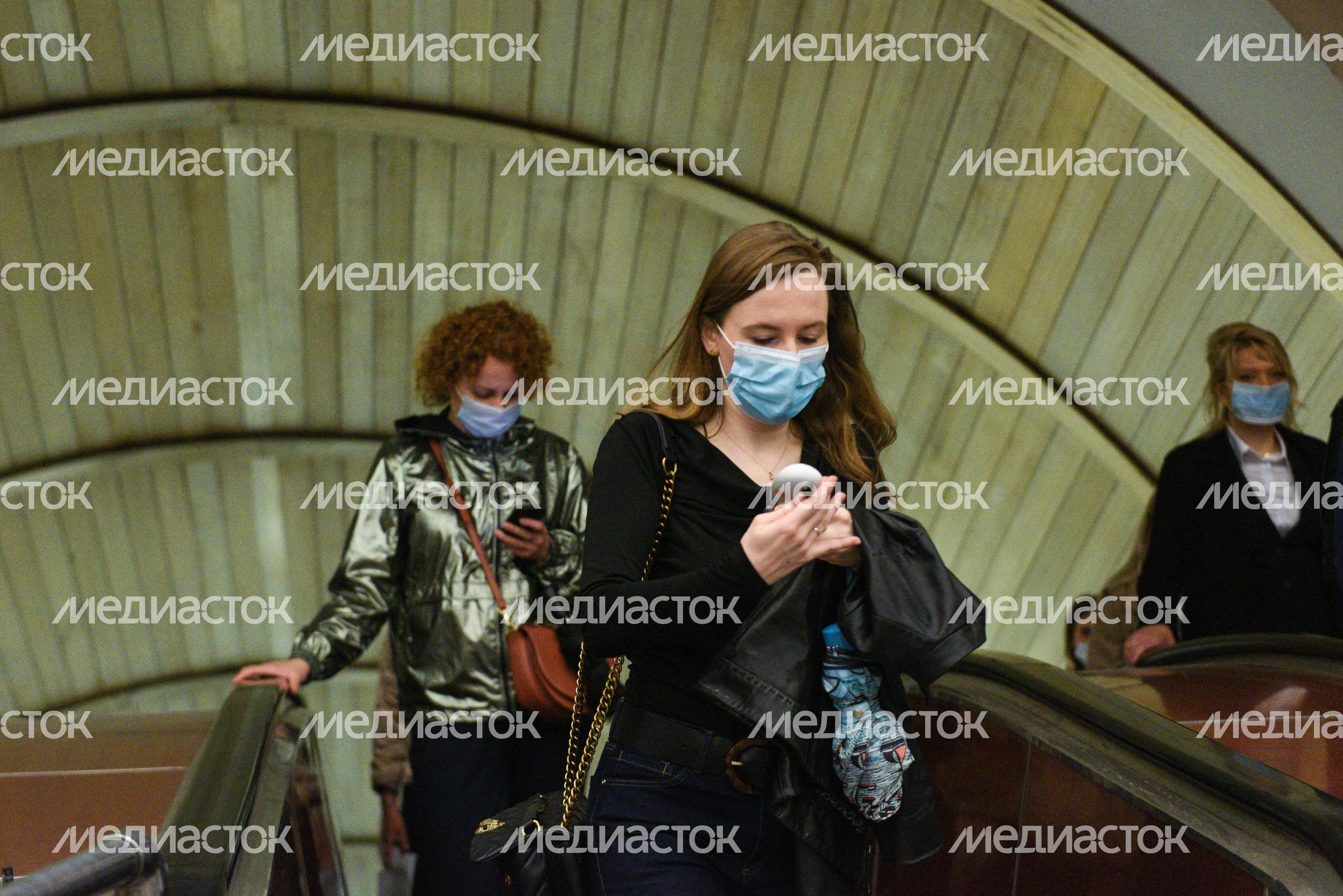 Проверки соблюдения масочно-перчаточного режима в общественном транспорте в Москве