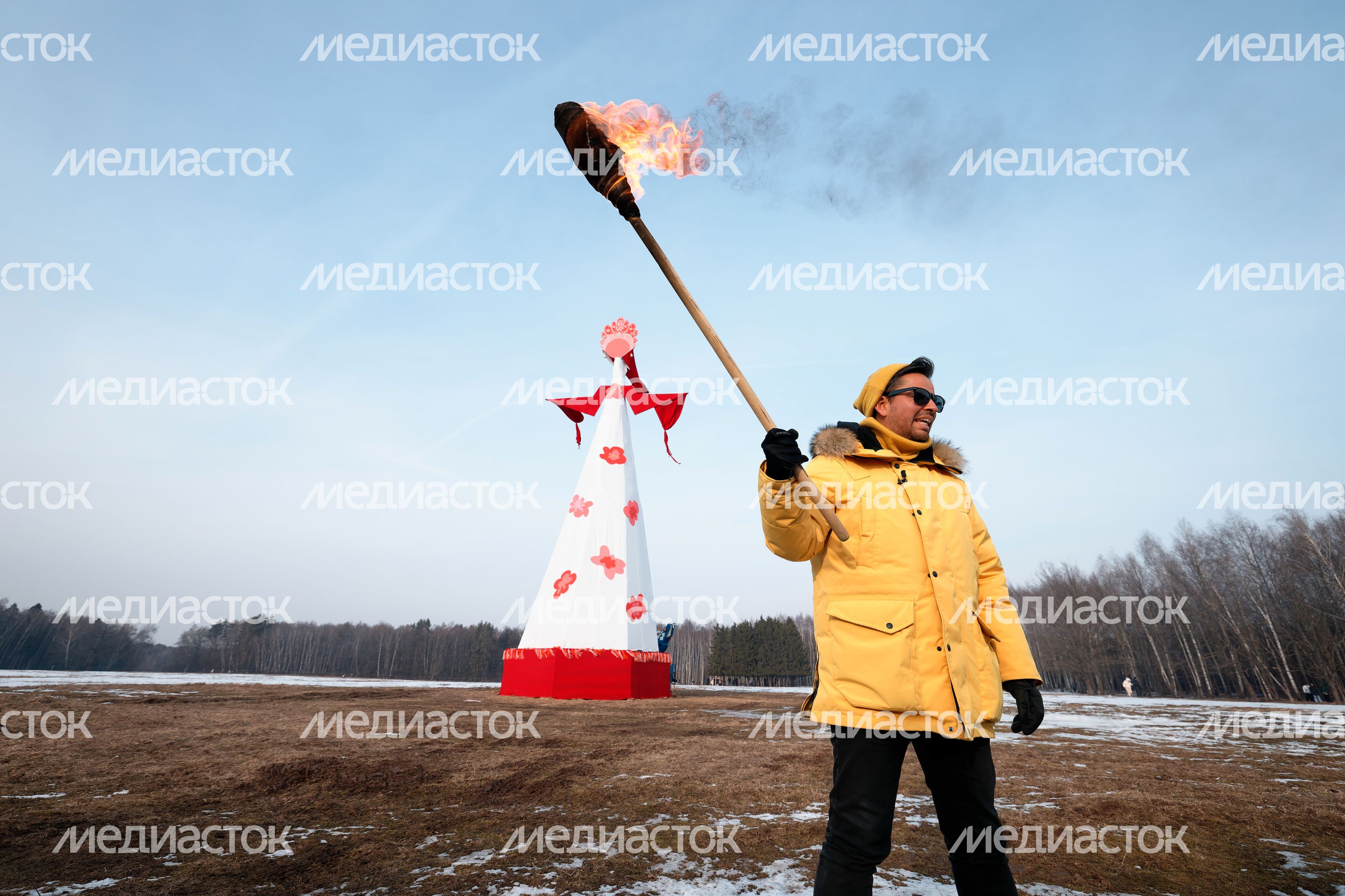 Самое большое в России чучело Масленицы сожгли на фестивале в Горках Ленинских Самое большое в России чучело Масленицы сожгли на фестивале в Горках Ленинских