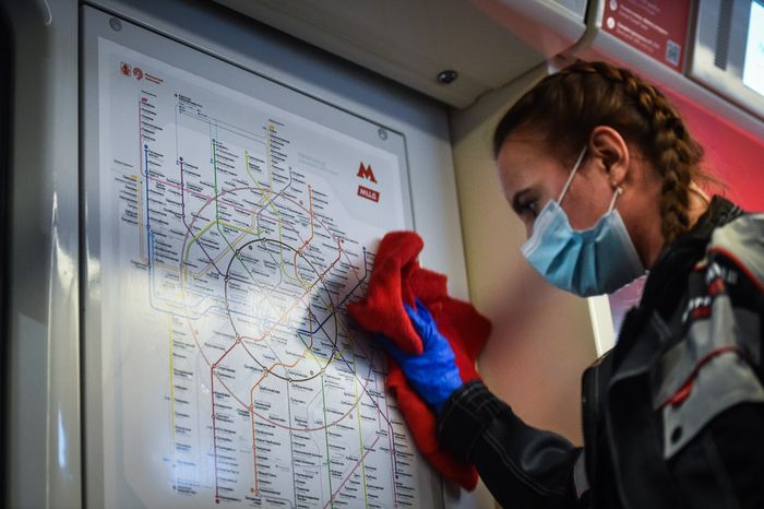 Дезинфекция поезда в московском метро для защиты от коронавируса