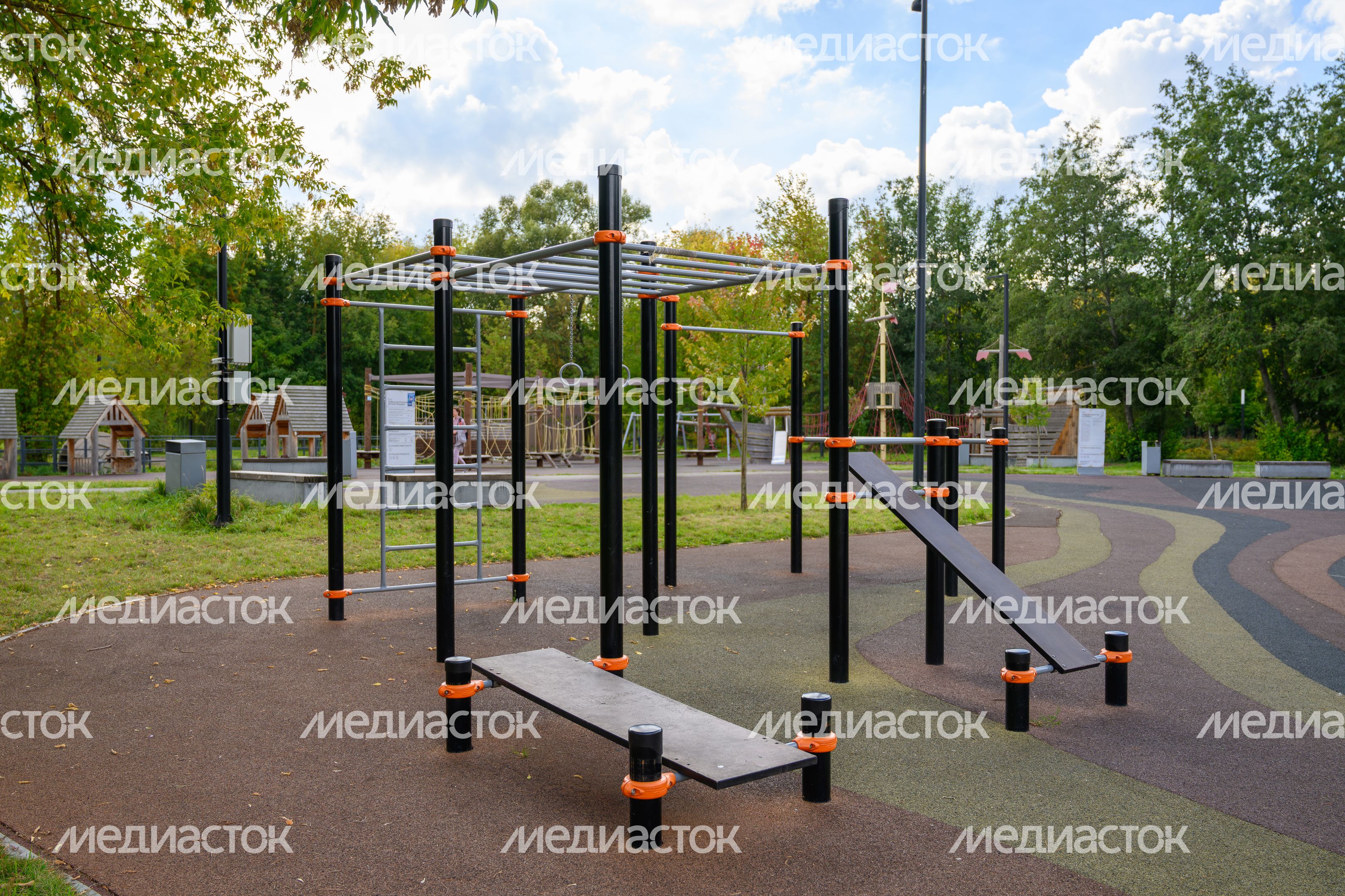 Спортивная площадка в Принарском парке Серпухова осенью Спортивная площадка в Принарском парке Серпухова осенью