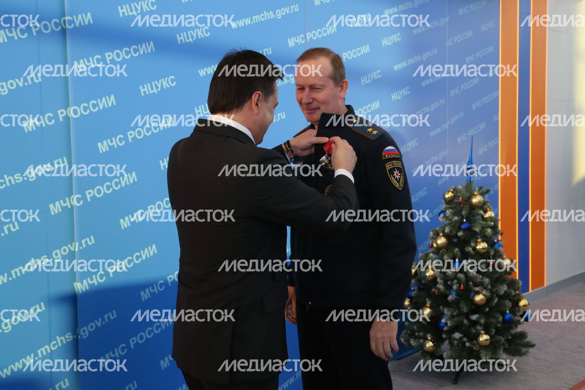 А. Воробьев вручил награды представителям МЧС России