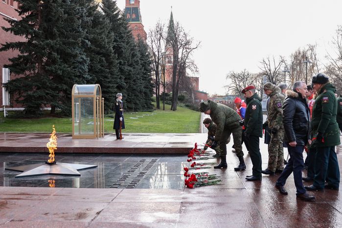 Волонтеры и герои СВО возложили цветы к Вечному огню у кремлевской стены