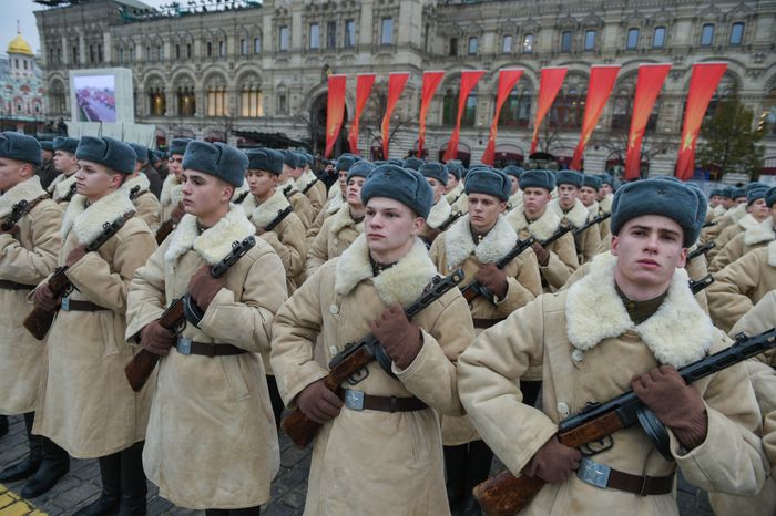 Торжественный марш в честь парада 1941 года на Красной площади в Москве