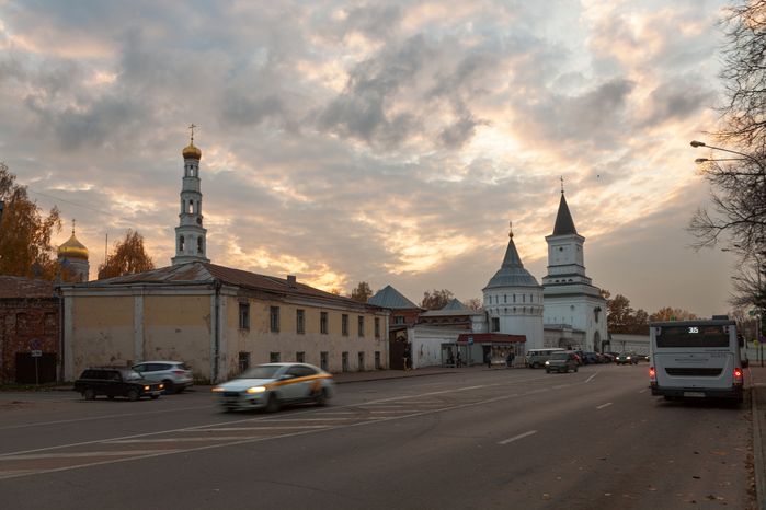 Осенний закат над Николо-Угрешским монастырем города Дзержинский округа Люберцы