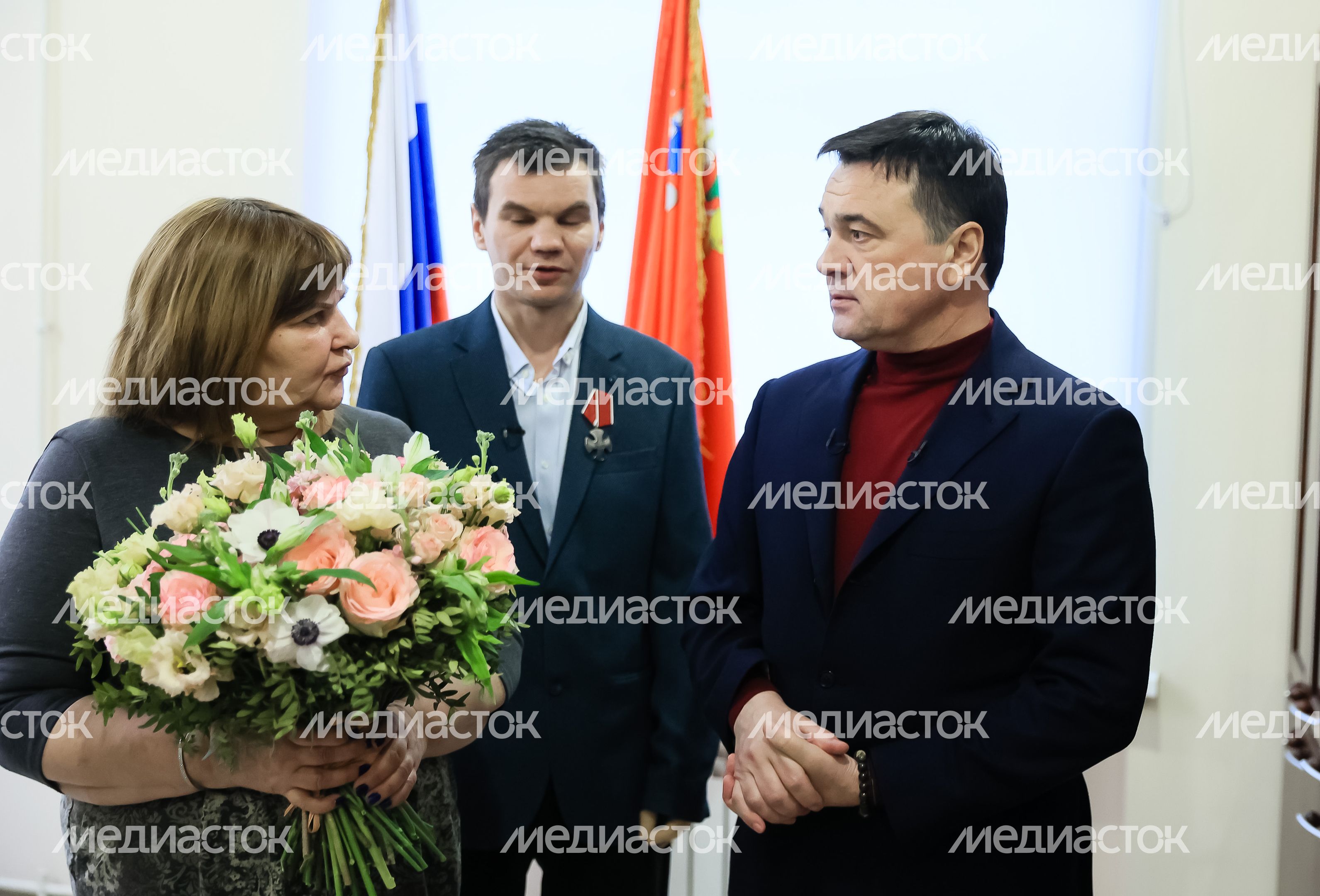 Вручение Губернатором Ордена Мужества добровольцу из Подольска