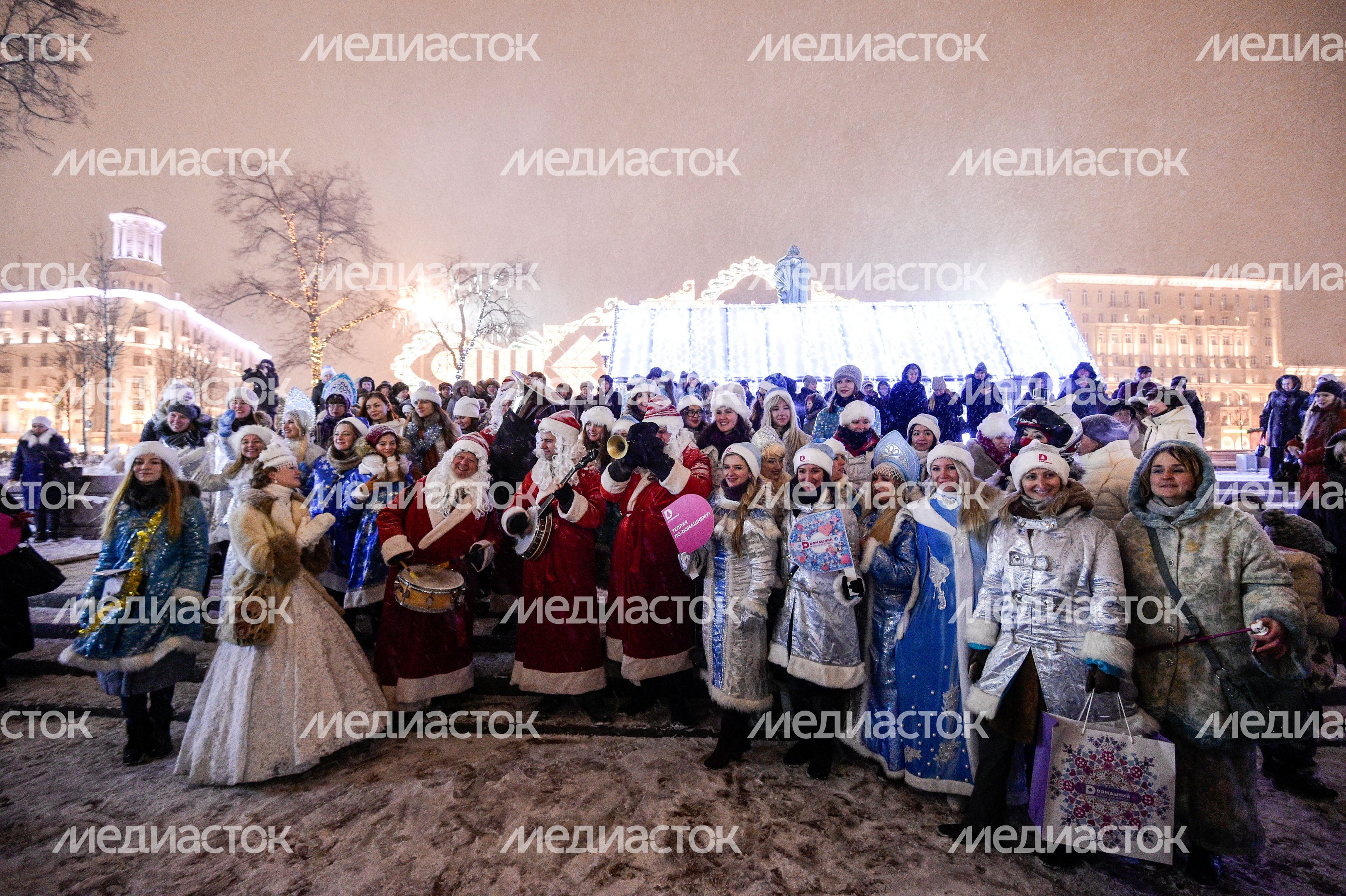 Парад Снегурочек в Москве Парад Снегурочек в Москве