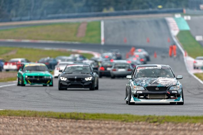 Дрифт-гонка автомобилей по автодрому Moscow Raceway на фестивале «Дрифт Экспо» в Волоколамске