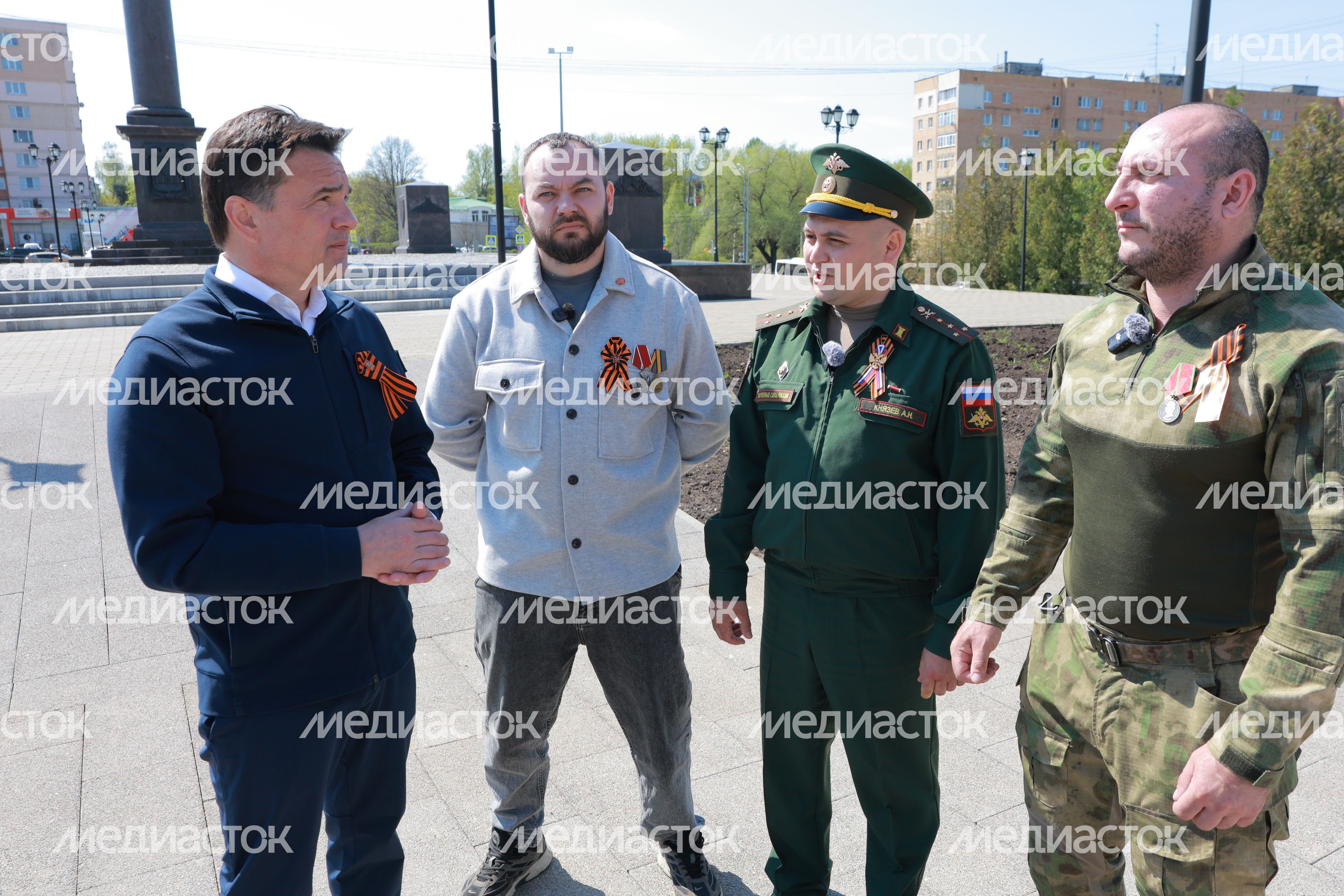 Андрей Воробьев вместе с ветеранами СВО возложил цветы к стеле в Можайске Андрей Воробьев вместе с ветеранами СВО возложил цветы к стеле в Можайске